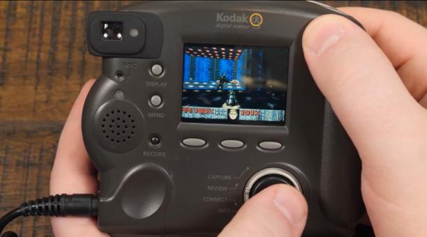 Игру Doom запустили на древнем фотоаппарате