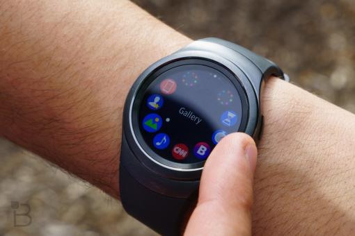 Samsung представит два новых смартфона и «умные часы» в феврале