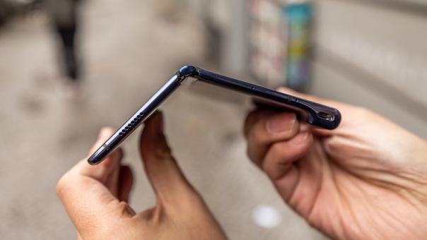 Huawei Mate Xs - гибкий смартфон в формате книжки